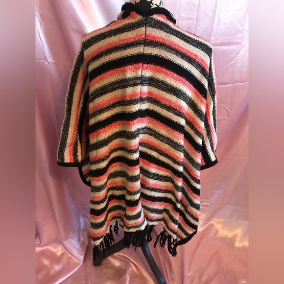 Cardigan Shawl Poncho Oversized striped loose knit has button for closure - Picture 3 of 4